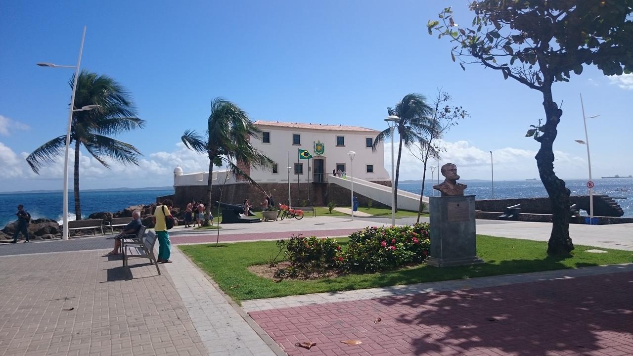 Farol Barra Flat Aparthotel Salvador Exterior photo